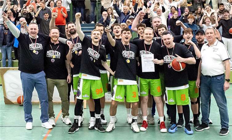 18. Sieg im 18. Saisonspiel nach Sieg und Ehrung durch den Basketballverband von links nach rechts vom TuS Treis-Karden: Trainer Emir Colan, Abteilungsleiter Basketball Daniel Prehn, Edo Hotic (Trainer), Milan Trtic, Leon Jungbluth, Felix Dauns, Philipp Ruckschatt, Lukas Bleser, Oliver Henrichs, Alexander Zilles, Boris Sewenig, Benjamin Hotic, Zeljko Novak, Pepe Keifenheim und Sven Henrich sowie den Vizepräsidenten des Basketballverbandes Rheinland-Pfalz, Johann Ammon. Foto: Lisa Ferrlein