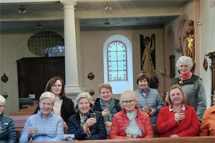 nach der Maiandacht gab es Maibowle in der Pfarrkirche