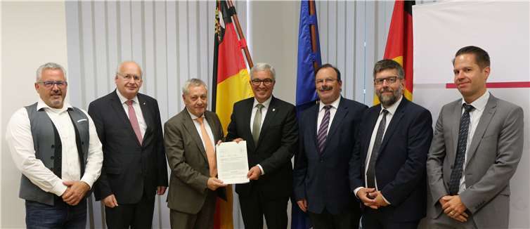 nnenminister Roger Lewentz hat Landrat Manfred Schnur einen Förderbescheid zum Breitbandausbau im Landkreis Cochem-Zell in Höhe von rund 5,7 Millionen Euro überreicht.Foto: Ministerium des Innern und für Sport