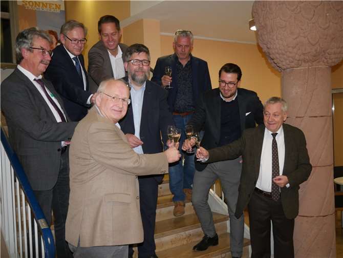 (oben v. l.: Gerd Schäfer (Notar), Dirk Barbye (Werkleiter, Kreiswerke Cochem-Zell), Bürgermeister Albert Jungmitte v. l.: Bürgermeister Alfred Steimers, Bürgermeister Wolfgang Lambertz, Falko Fischer (Geschäftsführer Kreisenergiegesellschaft), unten v. l.: Bürgermeister Karl-Heinz Simon, Landrat Manfred Schnur. Foto: privat