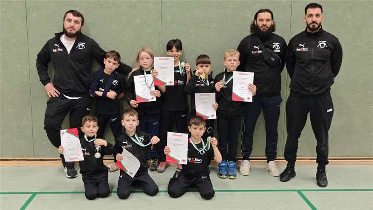 (oben v.l.): Schaman Kasumov, Ibrahim Jarkas, Niko Mostart, Qussay El Rachidi, Amir Kasumov, Vadim Veit, Steve Jarkas und Serhat Apaydin; (unten v.l.): Hamza Celik, Maximilian Weißenburger und Mohammad Layss El Rachidi.  Foto: privat