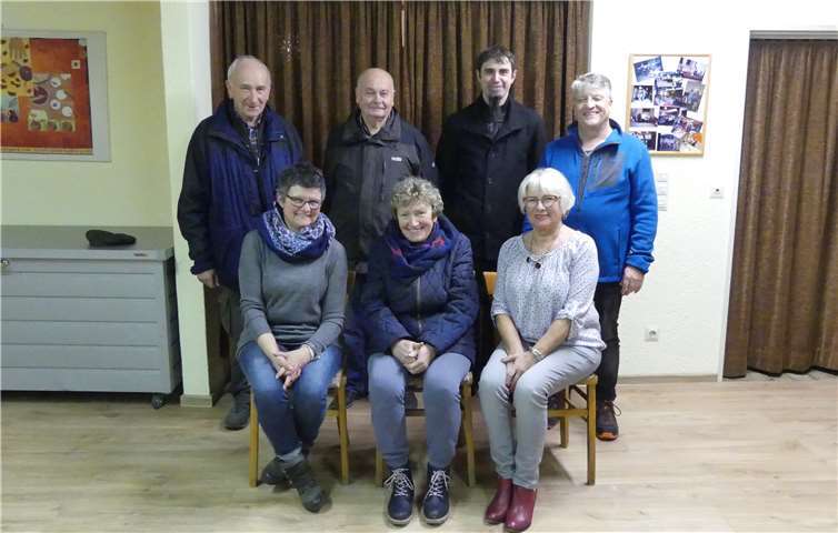 obere Reihe: Gründungsmitglied Alfred Fuhrmann, Beisitzer Kurt Fröhlich, Beisitzer Tobias Münch, Kassenwart Kurt Fuhrmann, sitzend: Schriftführerin Birgit Theis, Gründungsmitglied Erika Binzen, Vorsitzende Hannelore Castor. Foto: Förderverein St. Firminus Pillig