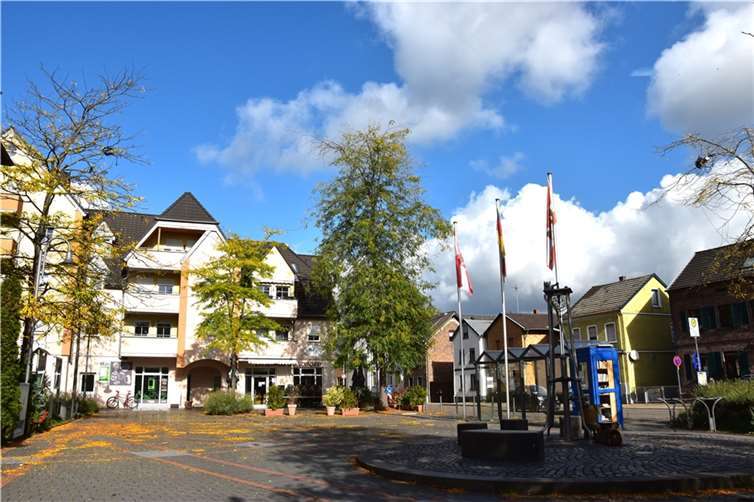 och zeigt sich der Ortsmittenplatz in Kripp in herbstlichen Farben, doch am 3. Adventssonntag soll er wieder in festlich weihnachtlichem Glanz erstrahlen.  Foto: Orga-Team Weihnachtsmarkt in Kripp