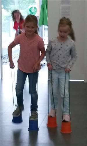 ...oder Stelzenlauf.