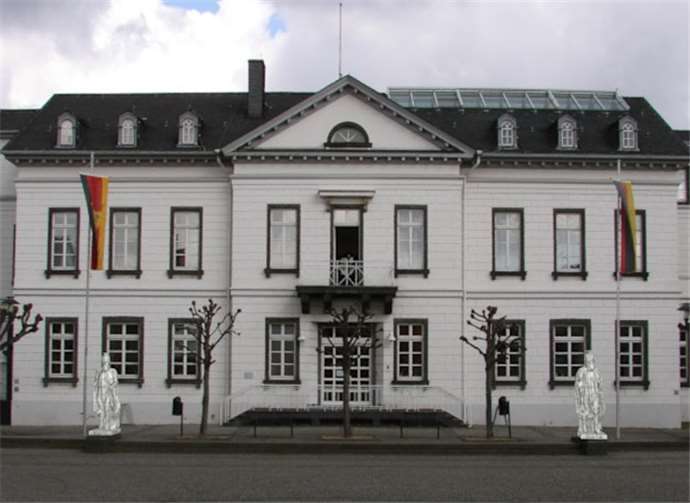 ...oder vor dem Rathaus, Barbarossa macht überall eine gute Figur.