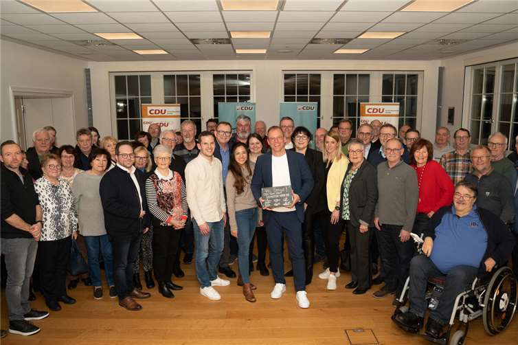 örg Lempertz (Bildmitte) wurde vom CDU-Team einstimmig als Bürgermeisterkandidat für die Verbandsgemeinde Mendig nominiert. Mit „Erfahrung und Herz“ möchte Lempertz auch in den kommenden Jahren für die Menschen in Bell, Mendig, Thür, Rieden und Volkesfeld Chancen nutzen und Zukunft gestalten. Foto: Michael Schneider