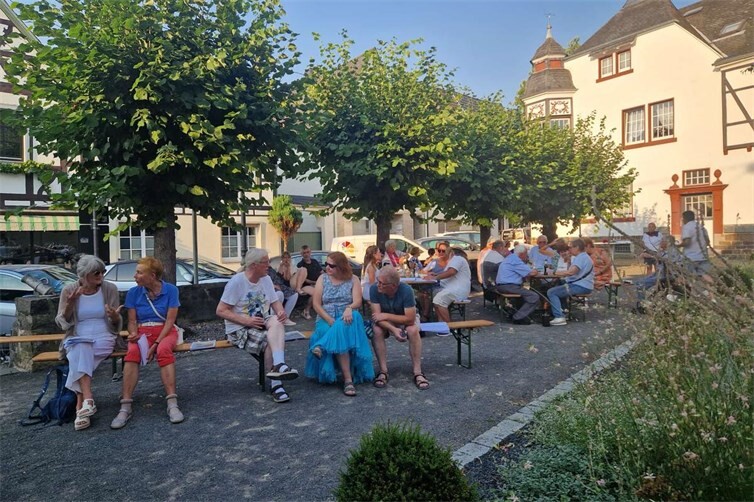 offenes Singen auf dem Kirchplatz in Erpel