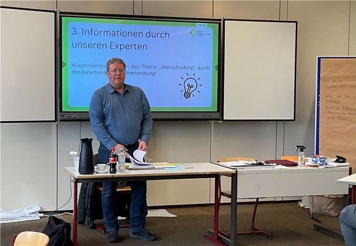 olf Günther von der Schuldner- und Insolvenzberatung des Caritasverbandes Westerwald-Rhein-Lahn war zu Gast in der Klasse BF1 der Berufsbildenden Schule Montabaur und lieferte den Schülerinnen und Schülern Informationen aus erster Hand.  Foto: privat