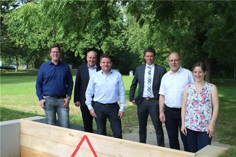 on links: Thorsten Ohlert (Berthold Becker Büro für Ingenieur- und Tiefbau), Prof. Heinrich Schäfer (Erftverband), Bürgermeister Holger Jung, René Düppen (Abteilungsleiter Abwasser Erftverband), Heinz-Peter Witt (Technischer Beigeordneter Stadt Meckenheim) und Michaele Kempf (Städtischer Fachbereich Verkehr und Grünflächen)