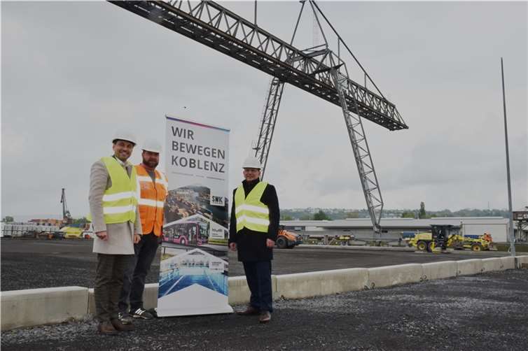 or dem neuen Aluminiumlagerplatz verweisen David Langner von links Patrick Stein und Lars Hörnig auf die Säulen der SWK Hafen Busse und Bäder.