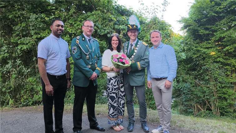owohl Brudermeister Michael Seger als auch Bürgermeister Marcel Caspers gratulierten herzlich.  Foto: privat