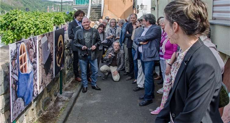 (re) Heike Henze-Bange (Arp Museum) stellt Besuchern die Werke des Künstlers Harald Priem (2 vl) vorKüfo