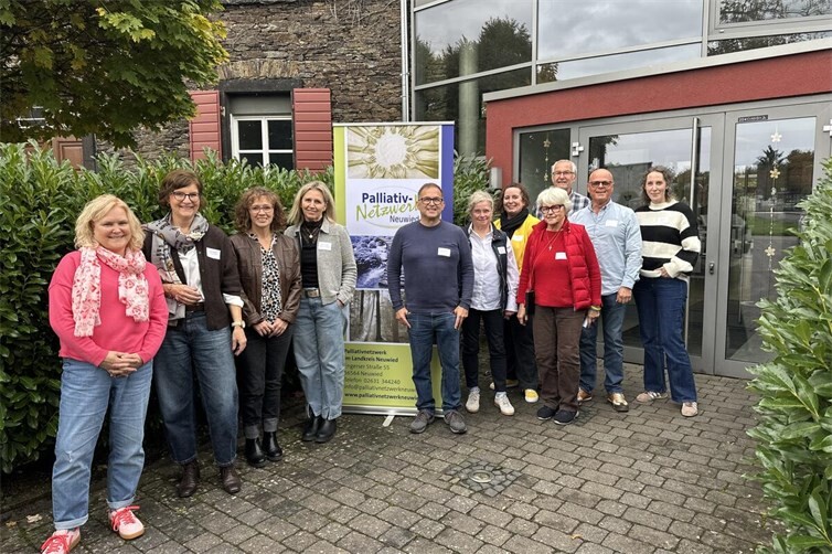 rechts vom Banner die Referentinnen des Fachtages sowie links vom Banner der Steuerkreis des Palliativnetzwerkes Neuwied