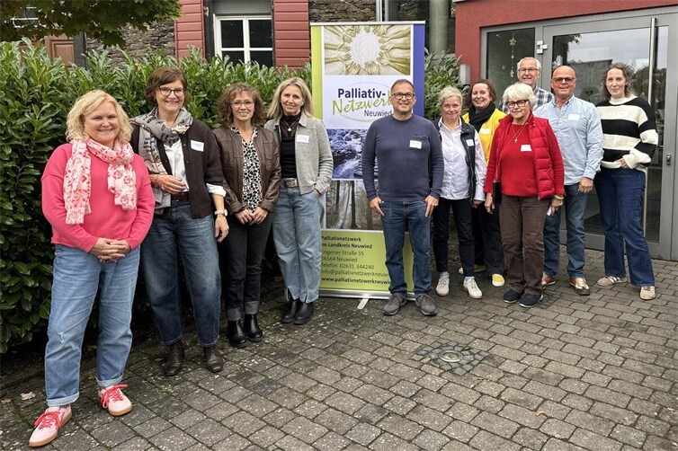 rechts vom Banner die Referentinnen des Fachtages sowie links vom Banner der Steuerkreis des Palliativnetzwerkes Neuwied