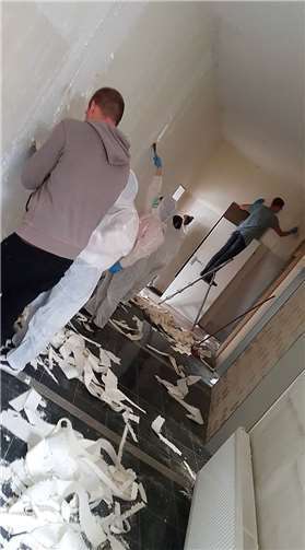 ...renovieren die Räumlichkeiten in ihrer Freizeit. Privat