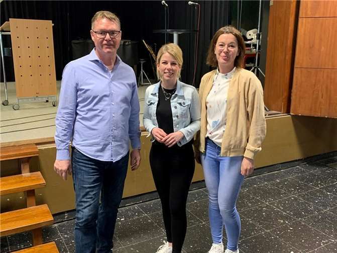 rr Klüber, Schulleiter der Heinrich-Heine Realschule plus in Neuwied begrüßte Lana Horstmann, MdL zum Demokratietag mit der Koordinatorin der Veranstaltung Frau Krauter-Altunkaya.  Foto: Ingelore Troß-Fergen