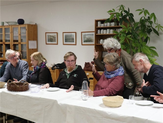 sie wachsen zusammen, tauschen sich intensiv über das Kunstwerk, den christlichen Glauben und eigene Erfahrungen aus.