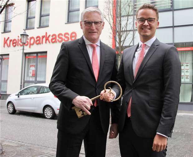standsvorsitzender der Kreissparkasse Ahrweiler, übergab René Schell, neuer Leiter der Sparkassen-Filiale Bad Neuenahr, den symbolischen Schlüssel zur Geschäftsstelle, verbunden mit den besten Wünschen für seine neue Aufgabe. KSK Ahrweiler
