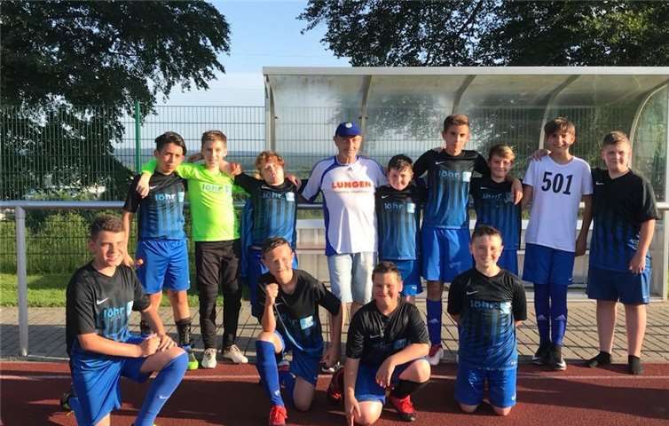 stehend v.l.: Aria Zeqiri, So-Trainer Nils Morsch, Max Schäfer, Coach „Lill“ Heinz, Elias Ochse, Jan Gerstman, Marc Büdenbender, Torjäger Philipp Gerstman und Joel Vietri; kniend v.l.: Besnik Skreta, Connor Saß, Adriano Gruber, Captain und Co-Trainer Robin Christ. Es fehlen der Stammtorhüter Aaron Stein, Rron Abazi und der über die gesamte Saison gesehen beste Spieler Elias Stein.privat