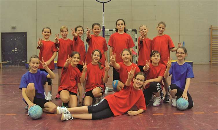 stehend (v.l.n.r.) Zoe Hertl, Soraya Görges, Lara Sonntag, Lorena Schmehl, Anna Haubrich, Emilie Wilke, Maria Schmorleiz; kniend (v.l.n.r.) Finja Lyding, Hannah Hommer, Lara Alsbach, Franziska Sackenheim, Julia Hermes, Chiara Thielen; vorne: Hannah Israel. privat