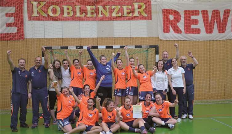 stehend von oben links: Trainer Dirk Weiler, Co. Trainer Frank Preusser, Yessi Sommer, Lena Eich, Jasmin Günther, Nadine Tietze, Astrid Nikolai, Annika Bach, Anna-Lena Zelter, Ina Richter, Andrea Marx, Torwarttrainer Frank Helm, Sandra Girard, Betreuer Gerhard Lingnau; kniend von unten links: Britta Kreis, Hazal, Anne Schäfer, Rita Sauerborn, Angy Meurisch, Monika Preusser und Helena Kleeschulte.privat