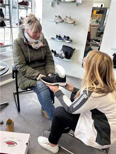 stellv. Filialleiterin Frau Anuth in der Beratung.