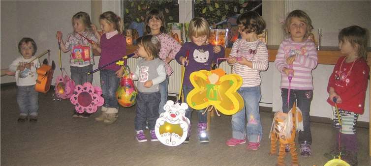 stolz zeigten die Kinder ihre selbst gebastelten Laternen und zugen damit durch den Saal. privat