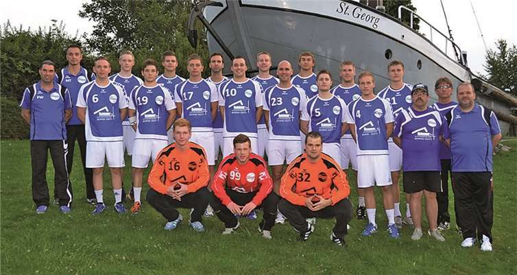 (st.v.l..) Torwarttrainer Peter Wolf, Trainer Marcel Trinks, Kalani Schmidt, Manuel Müller, Markus Häring, David Mohrs, Martin Faika, Eike Höfer, Dennis Eitelbach, Markus Kuhn, Daniel Etchemendy, Moritz Meister, Jan-Michael Müller, Dominic Gauß, Dominik Reimer, Marvin Volk, Zeugwart Wolli, Physio Otto Gauß und Teambetreuer Harald Raffauf; (kn.v.l.) Thorsten Schaust, Alexander Weber und Sebastian Mohr.privat