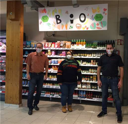 tefanie Zacher, die Leiterin der „Pusteblume“, mit Inhaber Jörg Schäfer und Marktmanager Michael Grimmiger.Foto: privat