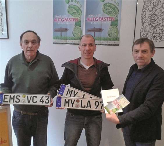 teilAuto-Geschäftsführer Dieter Schulz und die zwei "Autofaster" Achim Laux und Armin Tobis beim Tausch (v.r.).privat