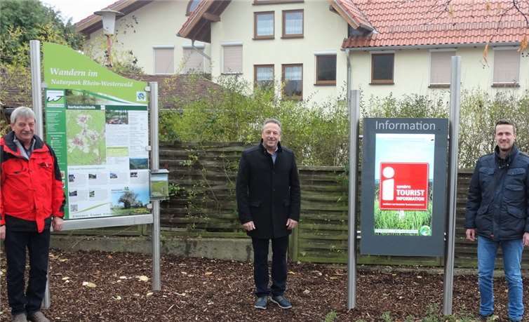 tellvertretend präsentierte der Touristik-Verband Wiedtal mit dem 1. Vorsitzenden Hans-Werner Breithausen und Geschäftsführer Florian Fark das Terminal in Anhausen gemeinsam mit Ortsbürgermeister Heinz-Otto Zantop.Präsentation des Terminals in Anhausen. Fotos: Touristik Verband Wiedtal e. V.