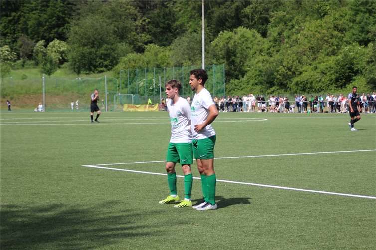 tephan Gies und Mouhanad Aldakak erwarten einen Mayener Freistoß.  Foto: LS