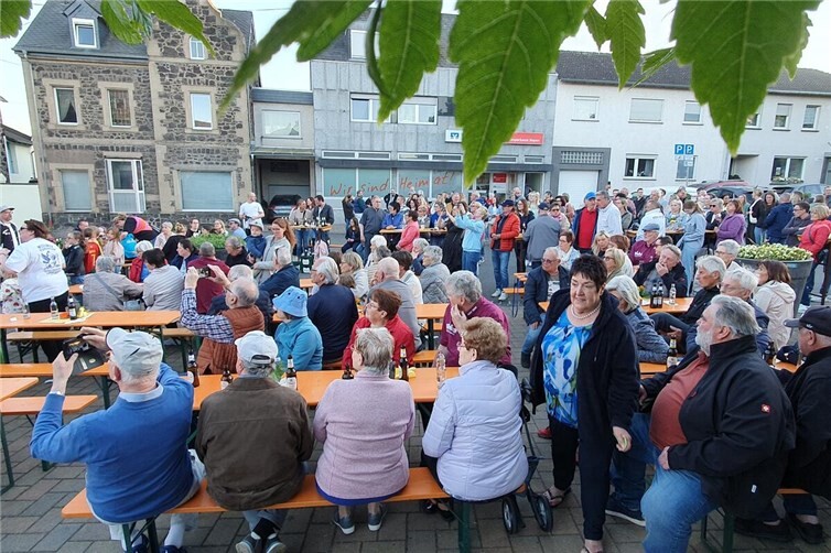 tolle Besucherkulisse auf dem Dorfplatz