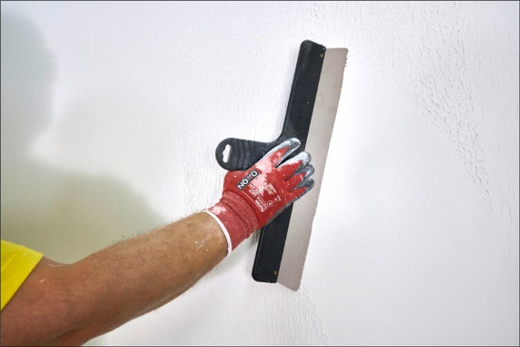 txn. Der Rollspachtel wird großflächig gleichmäßig abgezogen - das sorgt für glatte Oberflächen ohne sichtbare Übergänge.