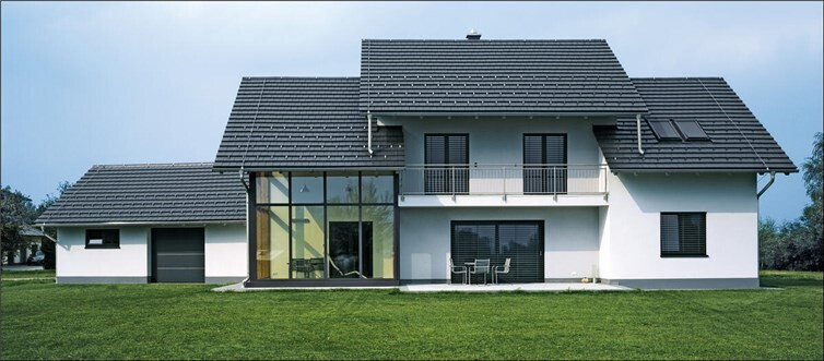 txn. Dunkle Dachziegel und helle Fassaden wirken durch den Gegensatz sympathisch. Wird auch die Fassade dunkel gestaltet, entsteht ein deutlich zurückhaltender und ruhigerer Eindruck.