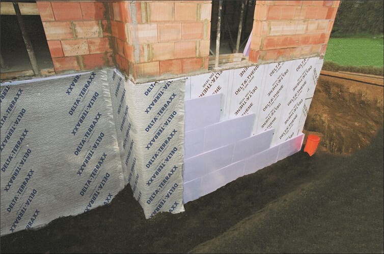 txn. Eine Kellerwand sollte über die gesamte Lebensdauer des Eigenheims vor Feuchtigkeit geschützt werden. Deswegen spielt die Langzeitbeständigkeit der Schutz- und Dränbahnen eine wichtige Rolle.