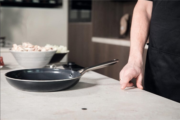 txn. In die hitzebeständige Arbeitsplatte ist ein hochwertiges Induktionskochfeld integriert werden. Das sorgt für deutlich mehr Platz und optische Klarheit in der Küche.