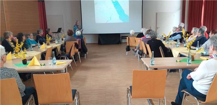 u einem Bildvortrag, gestaltet von Luzia Waszewski, lud am 12. März 2024 das Senioren-Team Maria-Himmelfahrt ein. 28 Gäste konnte Monika Schmitz begrüßen, die auch die frühlingshafte Tisch-Deko gestaltete. Foto: privat