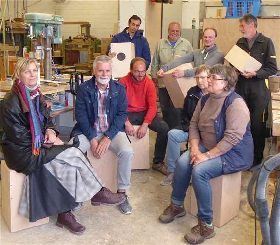 u einem Cajonbaukurs im September 2019 hatte die Musikschule Dierdorf e.V. neun begeisterte Handwerker zum Klangspiel nach Halsenbach im Hunsrück eingeladen.Foto: privat