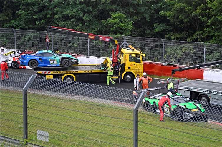 u einem Trümmerfeld avancierte der Streckenabschnitt Hatzenbach, in dem an gleicher Stelle die Ersten sieben Fahrzeuge mit einem Einschlag das Rennen beendeten.