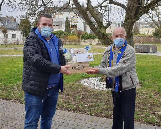 uS-Präsident Christian Krey ließ es sich nicht nehmen und gratulierte dem Jubilar, der heute in Wallersheim wohnt, persönlich.Quelle: TuS Koblenz