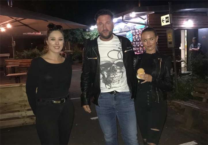 uch ein spontanes Foto mit Michael Wendler und dessen Ehefrau war am Rande des diesjährigen DSDS-Castings für Lorena Gandert möglich.