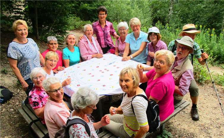 „über die Höhen und durch das Tal" mit Zwischenstop in der Bembermühle hieß die Orientierungswanderung 2019 des VVV. Hier: Rast am Traumpfad „Waldschluchtenweg“.Foto: privat