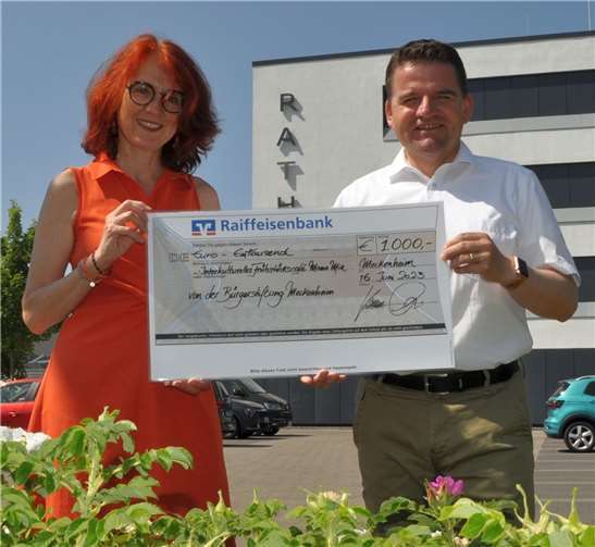 ürgermeister Holger Jung übergibt als Vorsitzender des Stiftungsvorstandes der Bürgerstiftung den Spendenscheck an Claudia Küster von der Diakonie.  Foto: Bürgerstiftung Meckenheim