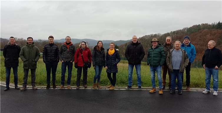 ürgermeister Martin Lerbs und die Mitgliederinnen und Mitglieder des Ortsgemeinderates Waldbreitbach luden auch in diesem Jahr wieder die Bürgerinnen und Bürger zur Ortsbegehung ein.  Foto: Cornelia Fröder