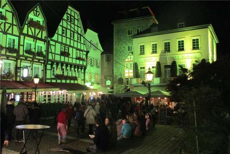 um Ende der Sommerzeit schickte die „Bunte Stadt am Rhein“ ein farbenfrohes Leuchten in die Nacht.