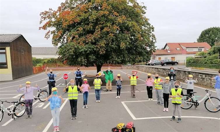 und Geschäftsführer der Kreisverkehrswacht Neuwied, besuchte die Verkehrssicherheitsberaterinnen der Polizeiinspektion Straßenhaus an der Grundschule in Straßenhaus.Foto: privat