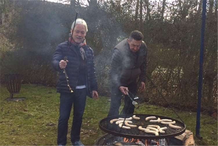 ...und als Belohnung gab es anschließend Glühwein, Punsch und Wurst vom Grill.