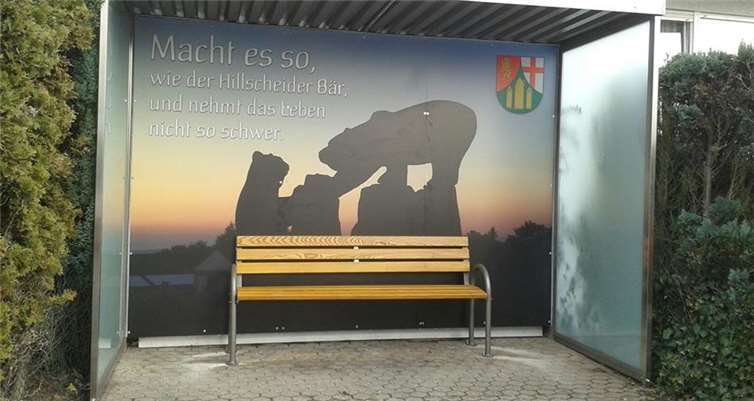 und das neuhergergerichtete Buswartehäuschen.