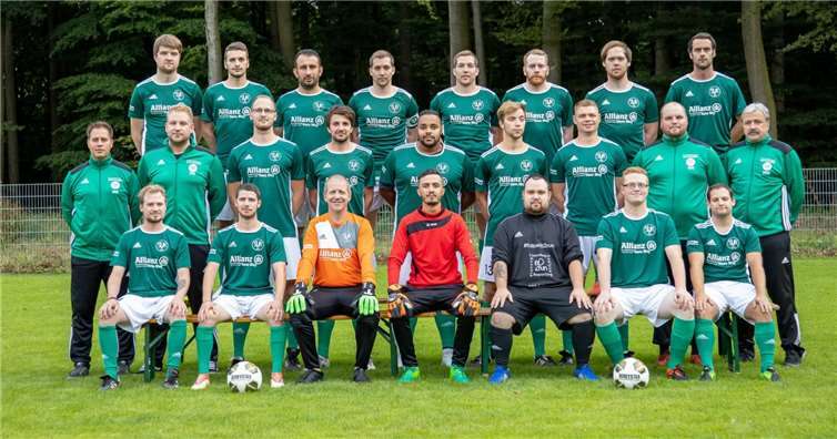 (u.v.li.): Andreas Reuter, Gregor Vusatyuk, Michael Cremer, Kameran Tammo, Rene Henerici, Lukas Haase, Christian Zehm. (m.v.li.): Trainer Mario Schmitt, Daniel Nürnberg, Christian Kaiser, Steven Roders, Leon Fulton, Lucas Brixius, Sebastian Schomisch, Martin Nittenwillm, 1. Vorsitzender Werner Weber. (o.v.li.): Benjamin Völkel, Max Weber, Jan Butros Khano, Florian Schaaf, Christian Schaaf, Sascha Elzer, Lucas Kroschel, Marvin Rech. Foto: Karl-Heinz Kaiser